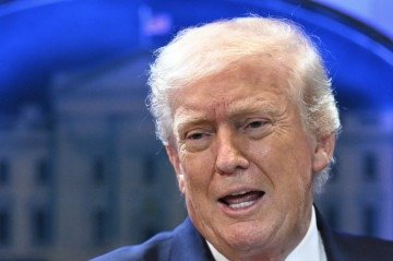 US President Donald Trump speaks during a press conference in the Brady Press Briefing Room of the White House in Washington, DC, on February 20, 2026. US President Donald Trump will hold a press conference Friday to discuss the Supreme Court's ruling against a major part of his tariffs, spokeswoman Karoline Leavitt said. (Photo by Mandel NGAN / AFP)
- (crédito: AFP) US President Donald Trump speaks during a press conference in the Brady Press Briefing Room of the White House in Washington, DC, on February 20, 2026. US President Donald Trump will hold a press conference Friday to discuss the Supreme Court's ruling against a major part of his tariffs, spokeswoman Karoline Leavitt said. (Photo by Mandel NGAN / AFP)
- (crédito: AFP)