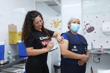 Trabalhadora recebendo vacina da dengue - (crédito: Sandro Araújo/Agência Saúde DF) Trabalhadora recebendo vacina da dengue - (crédito: Sandro Araújo/Agência Saúde DF)