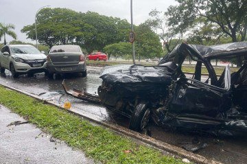 Colisão entre três veículos interdita Eixinho Sul e deixa dois feridos - (crédito: Davi Cruz/CB) Colisão entre três veículos interdita Eixinho Sul e deixa dois feridos - (crédito: Davi Cruz/CB)