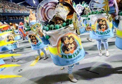 Ala 'Neoconservadores em conserva' foi considerada ofensiva por grupos religiosos, que acusam a apresentação de promover intolerância -  (crédito: Instagram/Academicos de Niteroi)