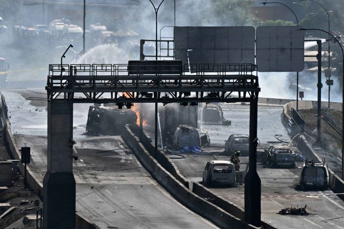 Bombeiros trabalham para extinguir um incêndio após a explosão de um caminhão-tanque de gás em Santiago, em 19 de fevereiro de 2026 - (crédito: AFP) Bombeiros trabalham para extinguir um incêndio após a explosão de um caminhão-tanque de gás em Santiago, em 19 de fevereiro de 2026 - (crédito: AFP)