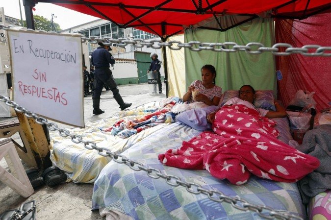 Familiares de presos políticos acampam, do lado de fora da prisão Zona 7, em Caracas, à espera da libertação: mal-estar após greve de fome - (crédito: Pedro Mattey/AFP) Familiares de presos políticos acampam, do lado de fora da prisão Zona 7, em Caracas, à espera da libertação: mal-estar após greve de fome - (crédito: Pedro Mattey/AFP)