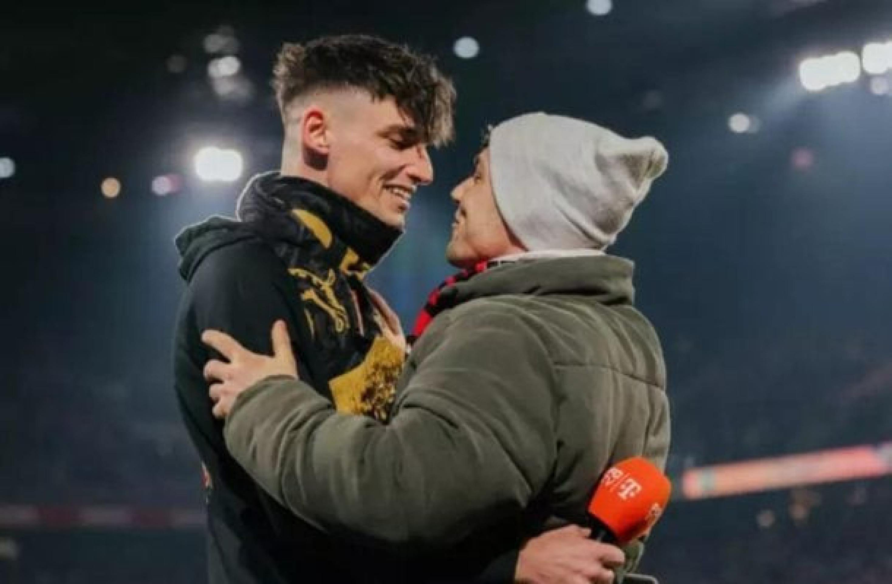 Árbitro de futebol amador na Alemanha fica noivo em campo antes de jogo da Bundesliga - (crédito: Foto: Divulgação/FC Köln) Árbitro de futebol amador na Alemanha fica noivo em campo antes de jogo da Bundesliga - (crédito: Foto: Divulgação/FC Köln)