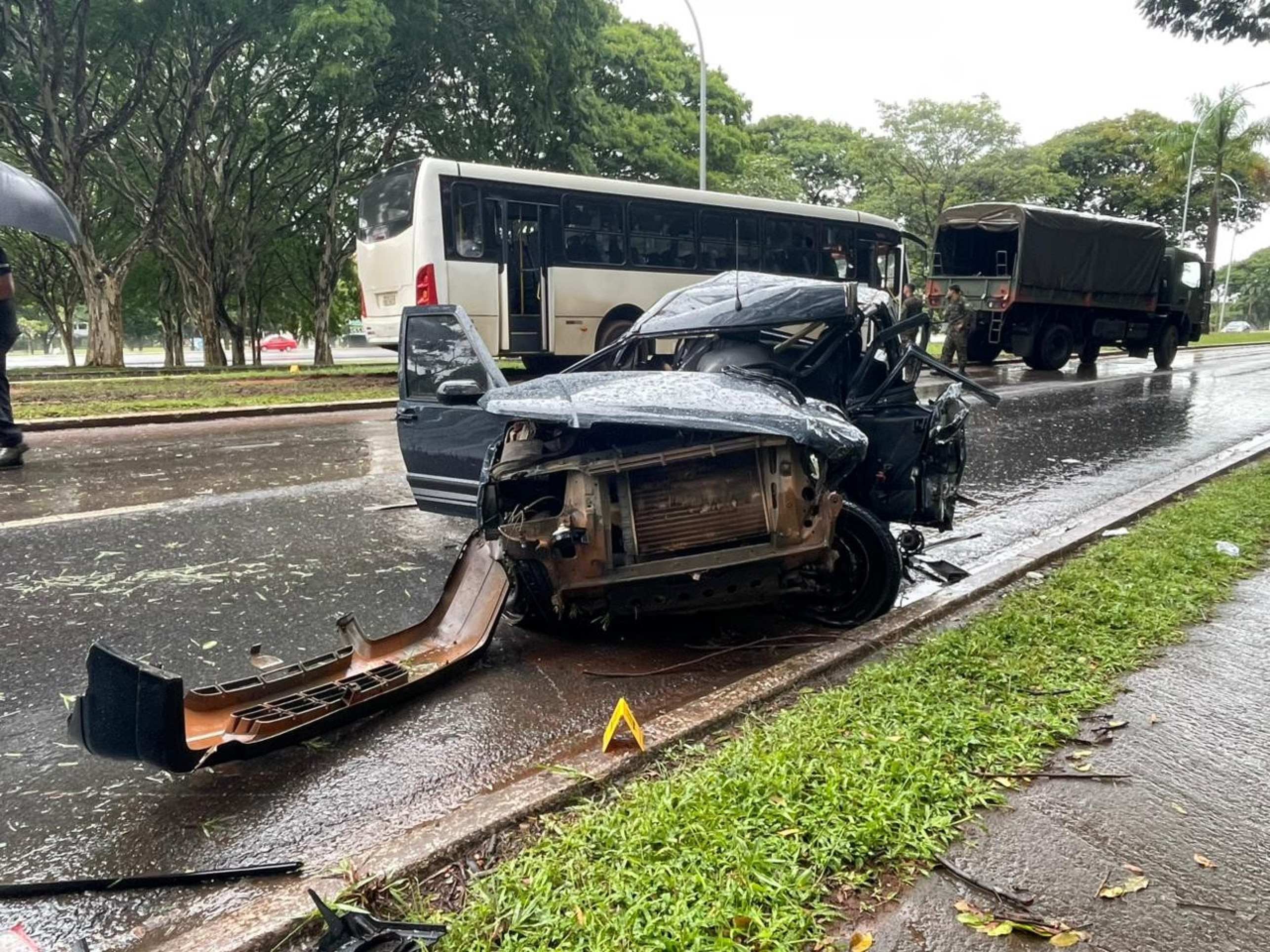 Colis&atilde;o entre tr&ecirc;s ve&iacute;culos interdita Eixinho Sul e deixa dois feridos