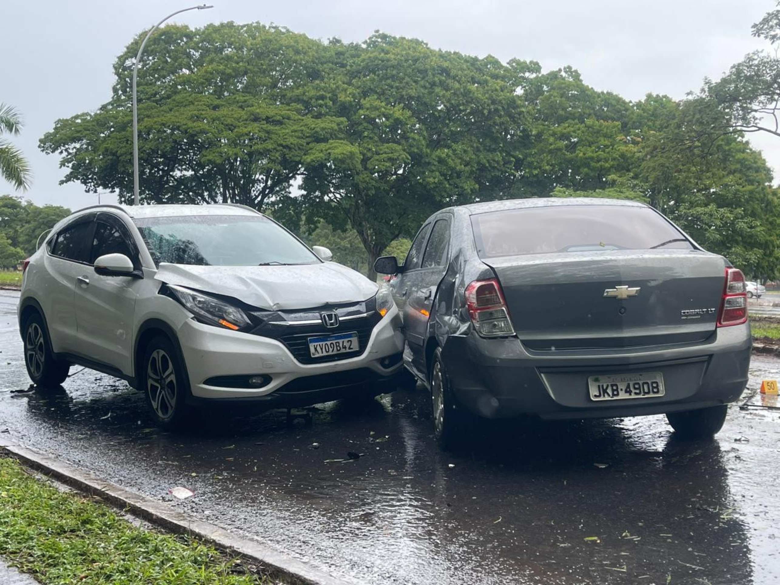 Colis&atilde;o entre tr&ecirc;s ve&iacute;culos interdita Eixinho Sul e deixa dois feridos