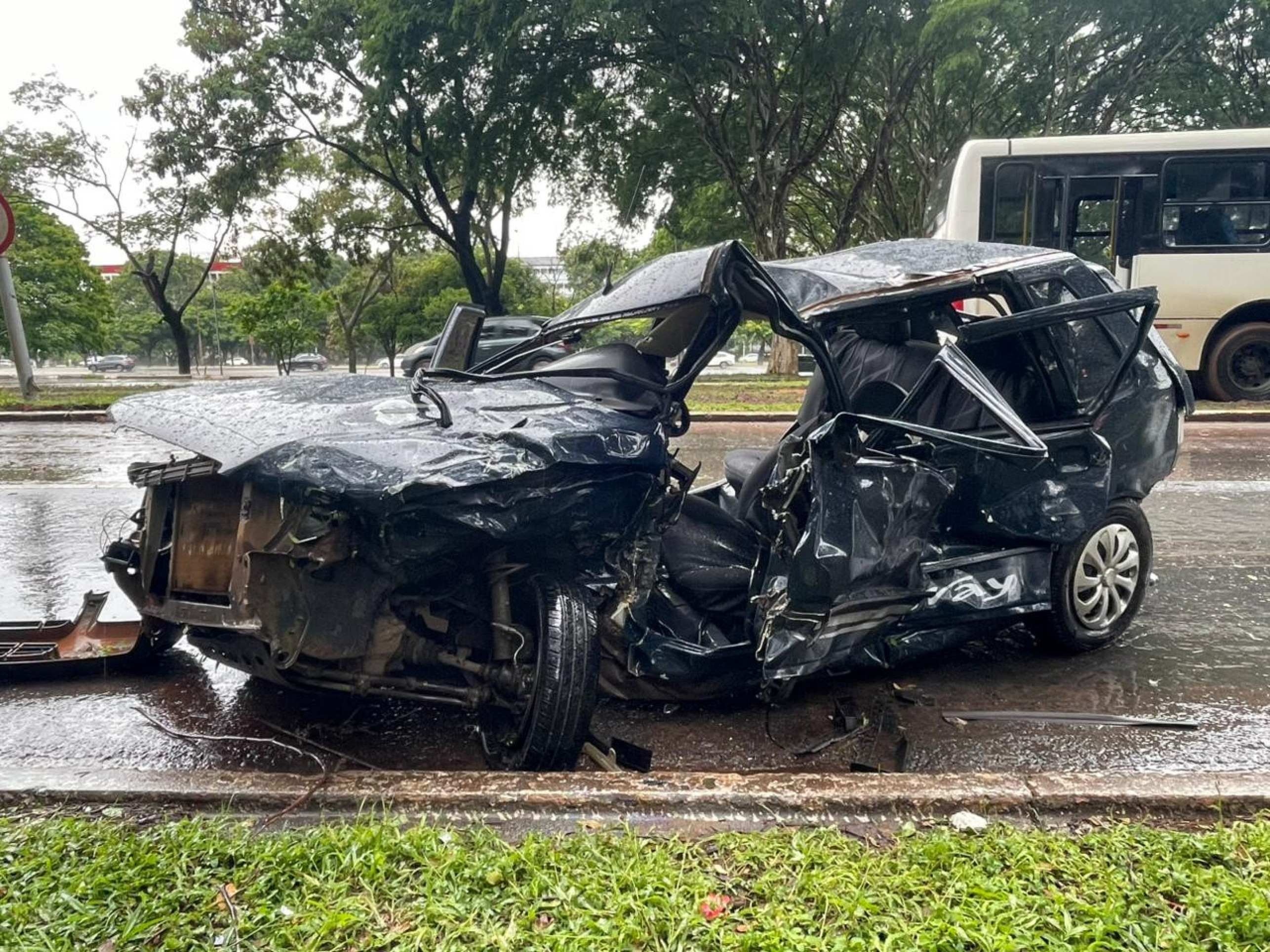Colis&atilde;o entre tr&ecirc;s ve&iacute;culos interdita Eixinho Sul e deixa dois feridos