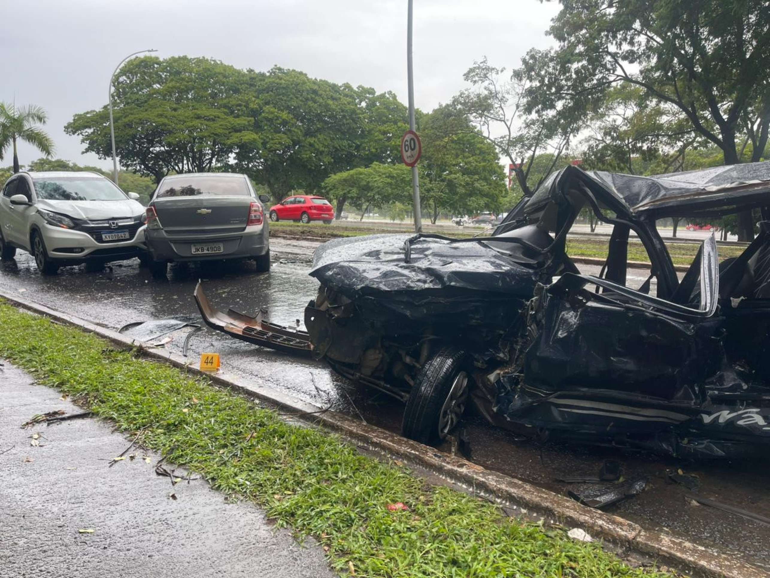 Colis&atilde;o entre tr&ecirc;s ve&iacute;culos interdita Eixinho Sul e deixa dois feridos