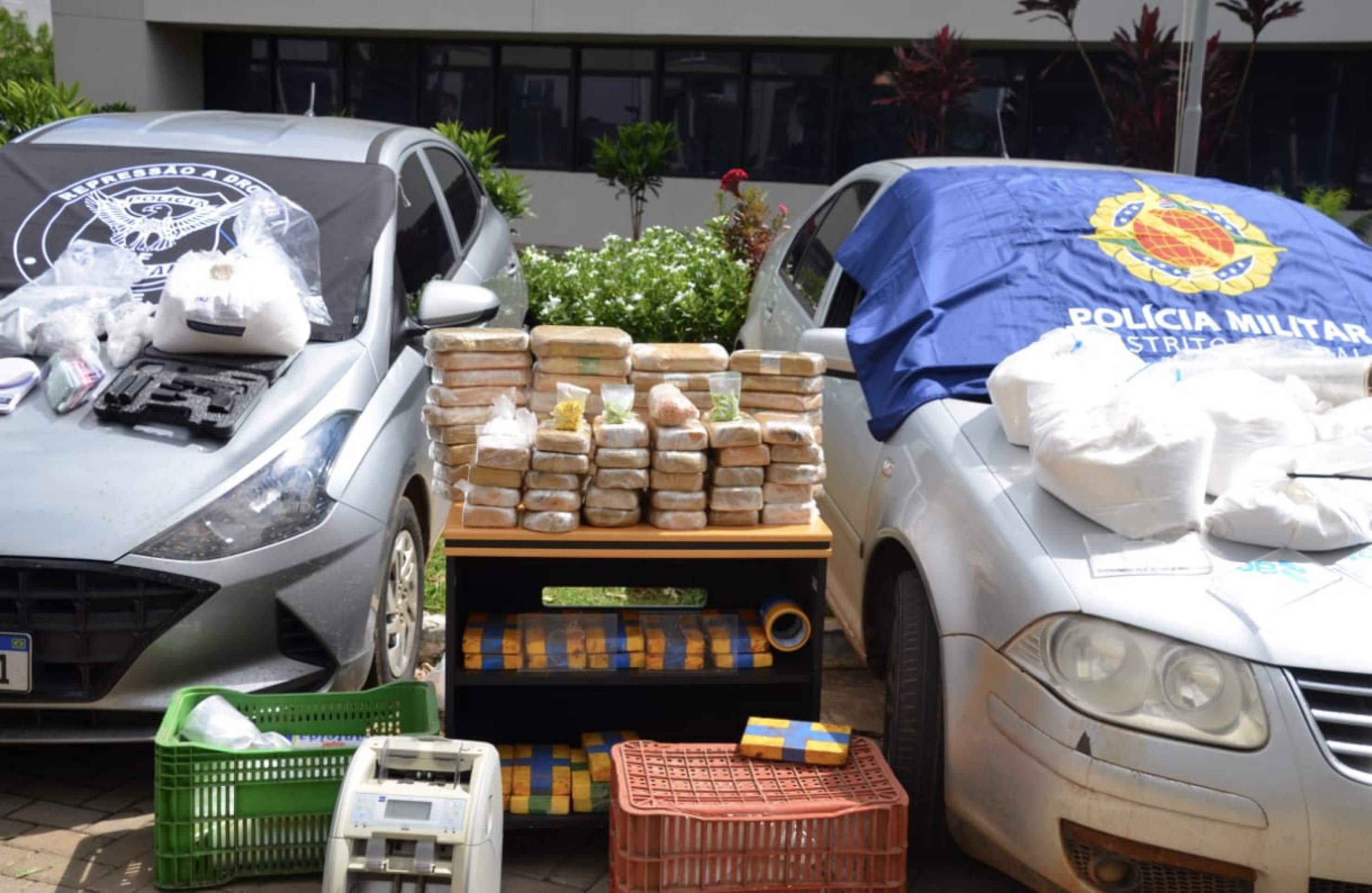 Revólver, drogas, joias: veja o que foi apreendido em laboratório de cocaína