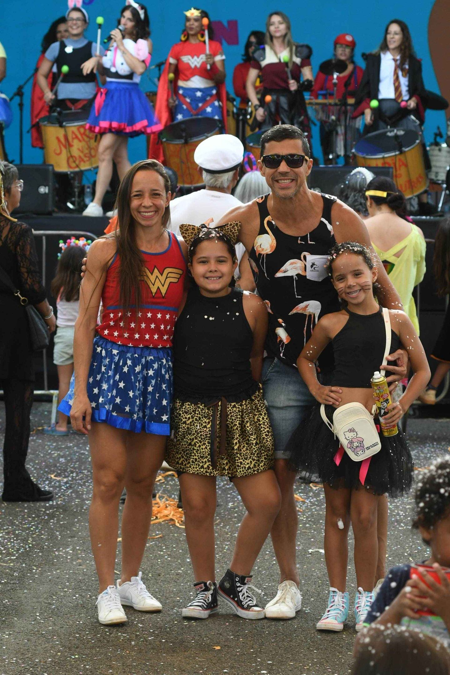  21/02/2026 Cr&eacute;dito: Marcelo Ferreira/CB/D.A Press. Brasil. Bras&iacute;lia - DF - Carnaval de Bras&iacute;lia 2026 - Parque da Cidade, Bloco Maria Vai Com as Outras. Eric Cavalcante e esposa Fl&aacute;via com a filha Mariana e a sobrinha Isabela.