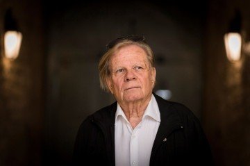 O pintor suíço Peter Stampfli posa para uma sessão de fotos na galeria de arte Georges-Philippe et Nathalie Vallois, em Paris, em 7 de setembro de 2018.
O pintor suíço, pioneiro da Pop Art na Europa, conhecido em particular por seu trabalho com pneus, faleceu em 20 de fevereiro de 2026, aos 88 anos, conforme anunciado pela Galerie Georges-Philippe & Nathalie Vallois em um comunicado à imprensa.       -  (crédito:  AFP)