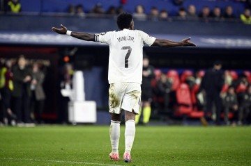 Osasuna recebeu o líder Real Madrid de Vini Jr. neste sábado e venceu com gol nos minutos finais, fechando o placar em 2 a 1 - (crédito: ANDER GILLENEA / AFP) Osasuna recebeu o líder Real Madrid de Vini Jr. neste sábado e venceu com gol nos minutos finais, fechando o placar em 2 a 1 - (crédito: ANDER GILLENEA / AFP)