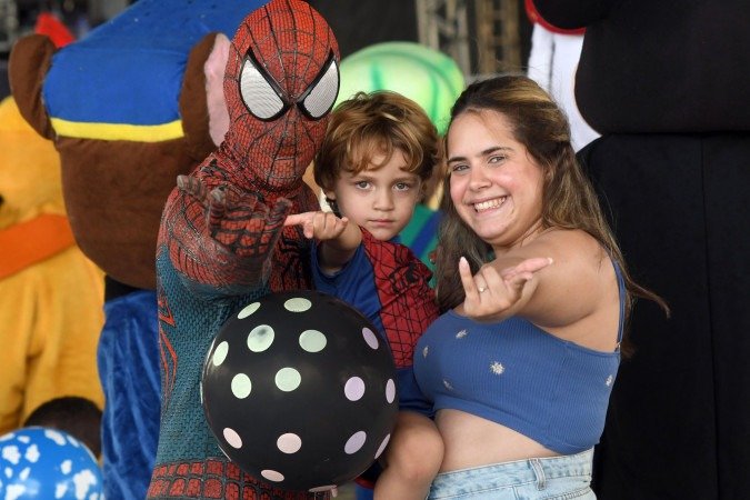 Larissa Severo, 25 anos, levou o filho Jos&eacute; Gael, de 3, para viver a primeira experi&ecirc;ncia carnavalesca