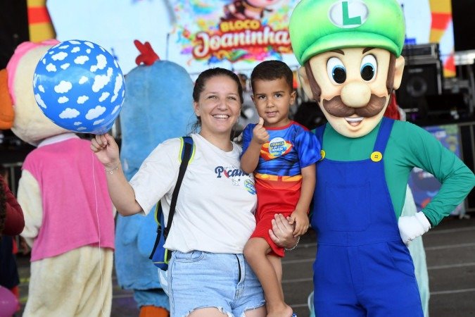Yara Alencar aproveitou o bloco Joaninha para levar o filho &Iacute;talo para curtir os personagens vivos    