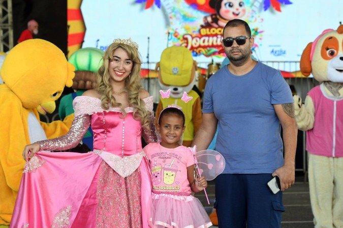 Marcone levou a filha Helo&iacute;sa para curtir o carnaval no bloco Joaninha    