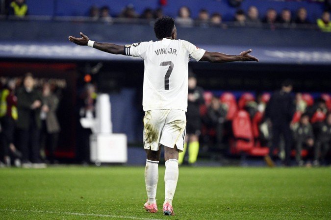Osasuna recebeu o líder Real Madrid de Vini Jr. neste sábado e venceu com gol nos minutos finais, fechando o placar em 2 a 1 - (crédito: ANDER GILLENEA / AFP) Osasuna recebeu o líder Real Madrid de Vini Jr. neste sábado e venceu com gol nos minutos finais, fechando o placar em 2 a 1 - (crédito: ANDER GILLENEA / AFP)