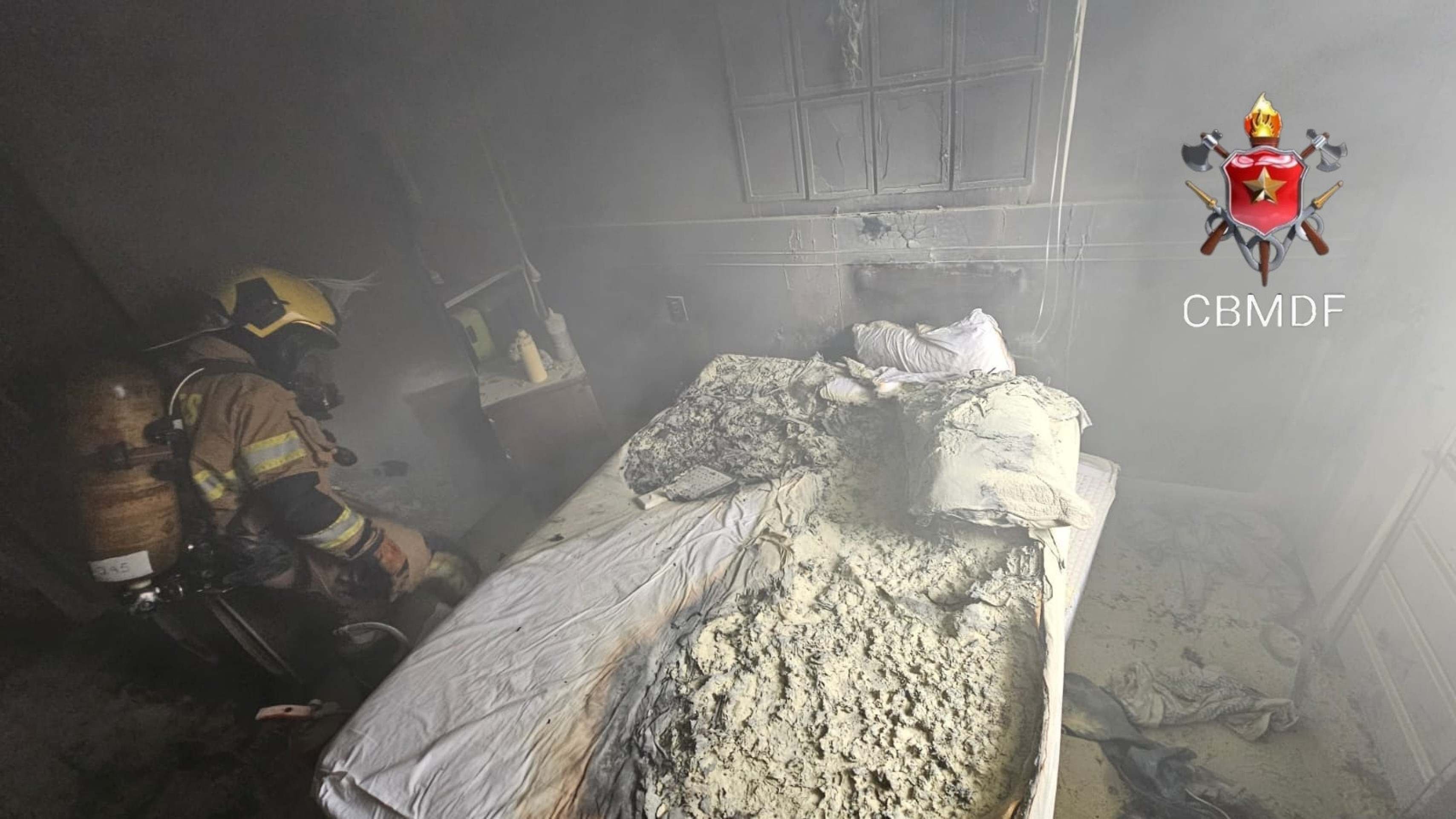 Inc&ecirc;ndio atinge apartamento e mobiliza bombeiros na Asa Norte 