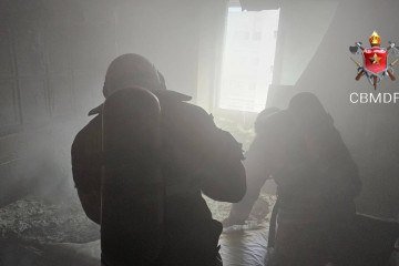 Incêndio atinge apartamento e mobiliza bombeiros na Asa Norte - (crédito: CBMDF/Divulgação) Incêndio atinge apartamento e mobiliza bombeiros na Asa Norte - (crédito: CBMDF/Divulgação)