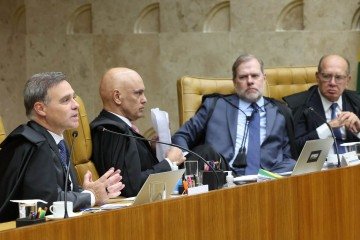 Caso a decisão de Mendonça (primeiro à esquerda) seja confirmada, a CPMI ganha novo prazo para continuar as investigações -  (crédito:  LUIZ SILVEIRA/STF)