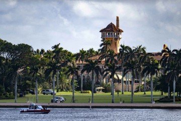 O Serviço Secreto dos EUA informou em 22 de fevereiro de 2026 que seus agentes atiraram e mataram um homem armado que entrou ilegalmente nas dependências da propriedade Mar-a-Lago do presidente Donald Trump, na Flórida - (crédito: JIM WATSON / AFP) O Serviço Secreto dos EUA informou em 22 de fevereiro de 2026 que seus agentes atiraram e mataram um homem armado que entrou ilegalmente nas dependências da propriedade Mar-a-Lago do presidente Donald Trump, na Flórida - (crédito: JIM WATSON / AFP)