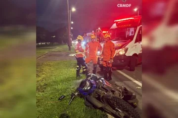 Pedestre morre após ser atropelado por moto no Eixão Sul
- (crédito: CBMDF/Divulgação) Pedestre morre após ser atropelado por moto no Eixão Sul
- (crédito: CBMDF/Divulgação)