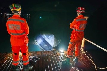 Seis pessoas morreram na noite deste sábado (21), em um acidente náutico na divisa entre São Paulo e Minhas Gerais -  (crédito: Divulgação CBMMG.)