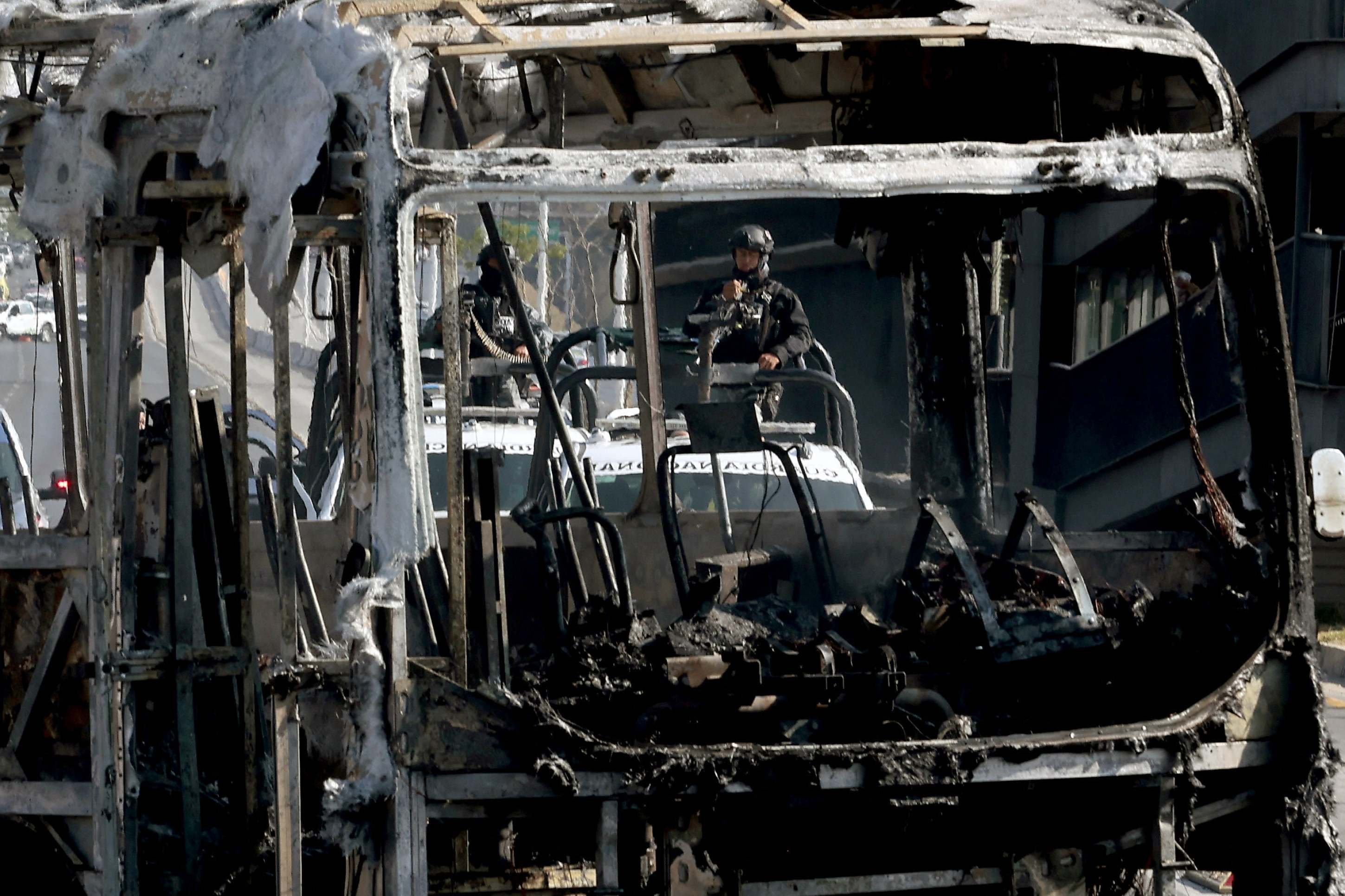 Civis armados bloquearam diversas estradas no estado de Jalisco, no oeste do M&eacute;xico, ap&oacute;s uma opera&ccedil;&atilde;o das for&ccedil;as federais na cidade de Tapalpa contra o Cartel Jalisco Nova Gera&ccedil;&atilde;o (CJNG) 