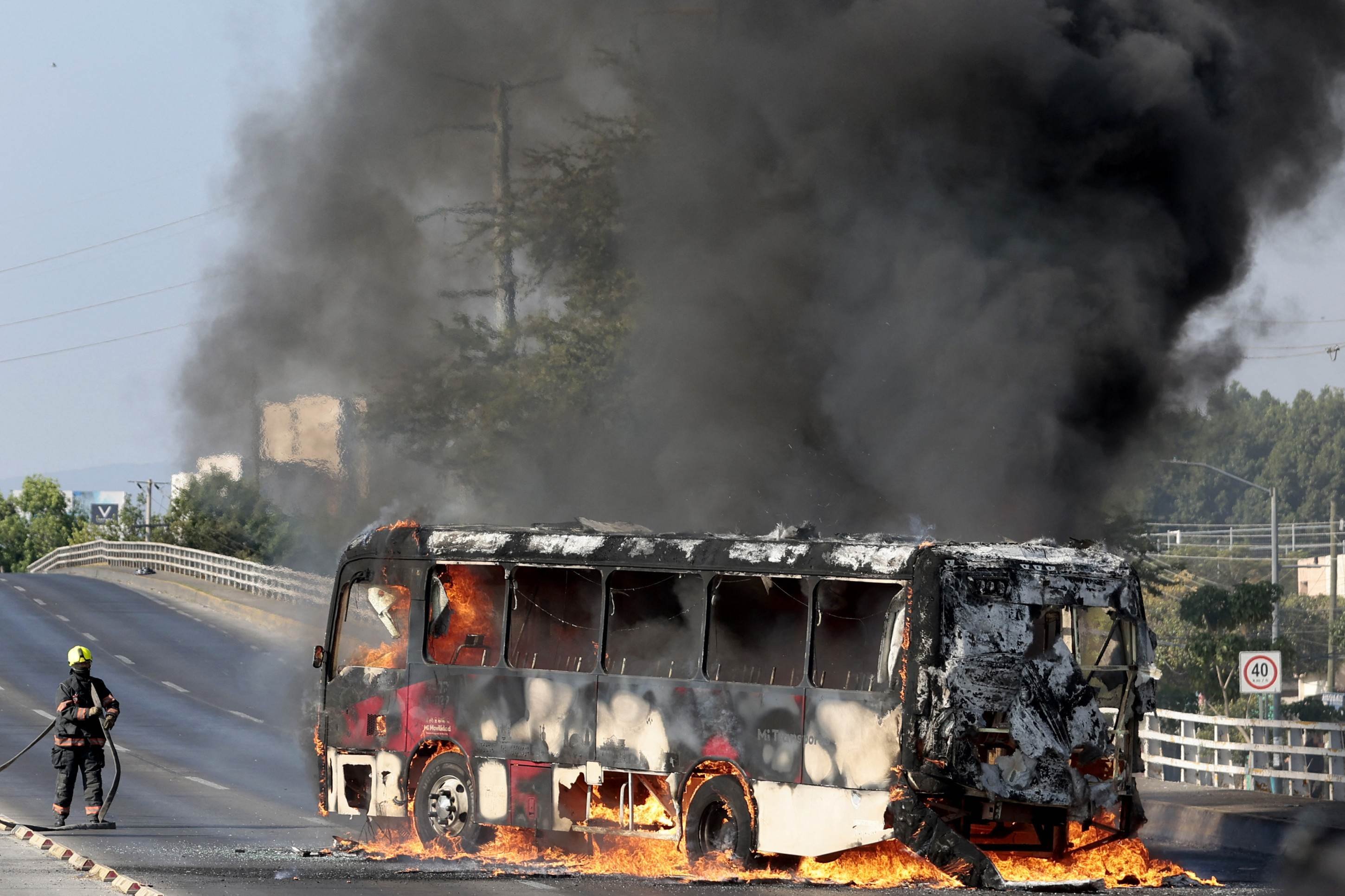 Civis armados bloquearam diversas estradas no estado de Jalisco, no oeste do M&eacute;xico, ap&oacute;s uma opera&ccedil;&atilde;o das for&ccedil;as federais na cidade de Tapalpa contra o Cartel Jalisco Nova Gera&ccedil;&atilde;o (CJNG)