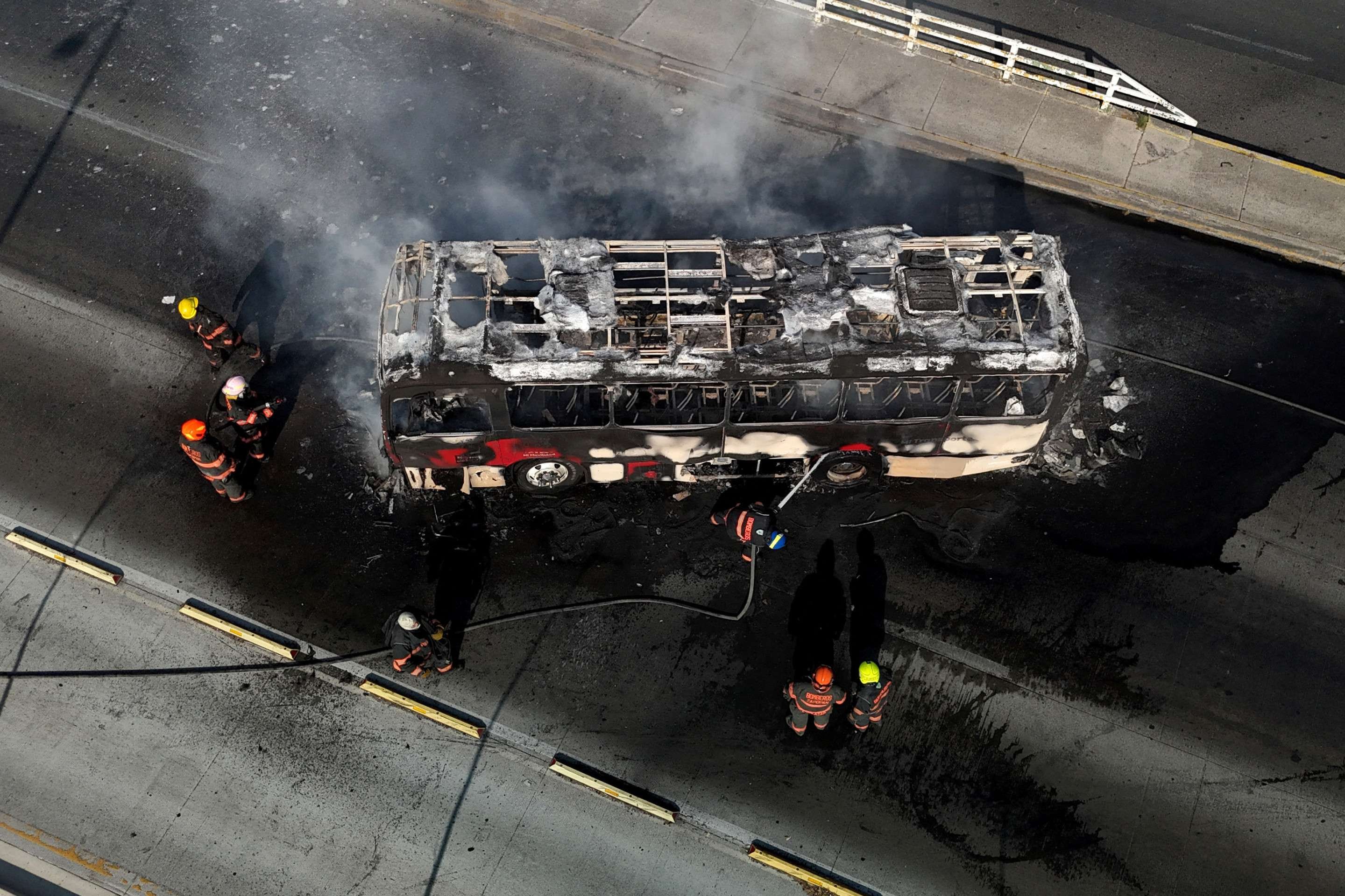 Civis armados bloquearam diversas estradas no estado de Jalisco, no oeste do M&eacute;xico, ap&oacute;s uma opera&ccedil;&atilde;o das for&ccedil;as federais na cidade de Tapalpa contra o Cartel Jalisco Nova Gera&ccedil;&atilde;o (CJNG)