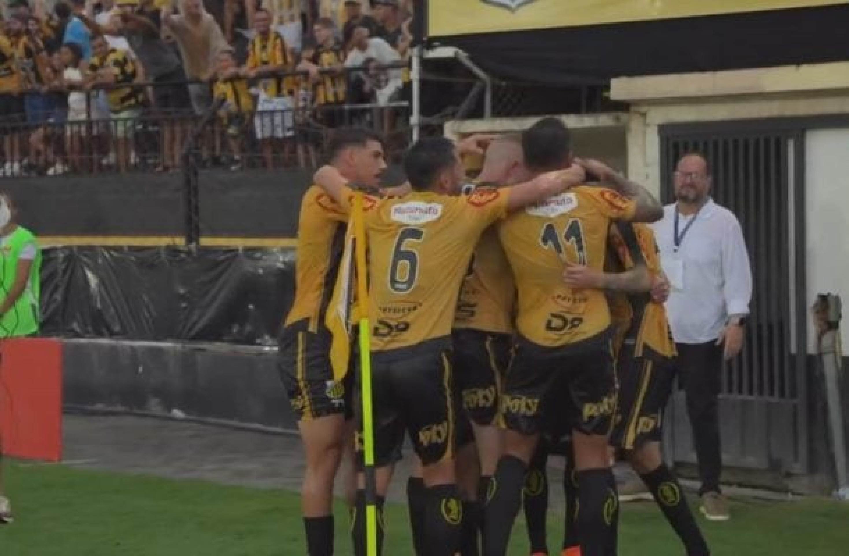 Jogadors do Novorizontino celebram o gol de Rômulo, o primeiro sobre o Santos - (crédito: Foto: Reprodução) Jogadors do Novorizontino celebram o gol de Rômulo, o primeiro sobre o Santos - (crédito: Foto: Reprodução)