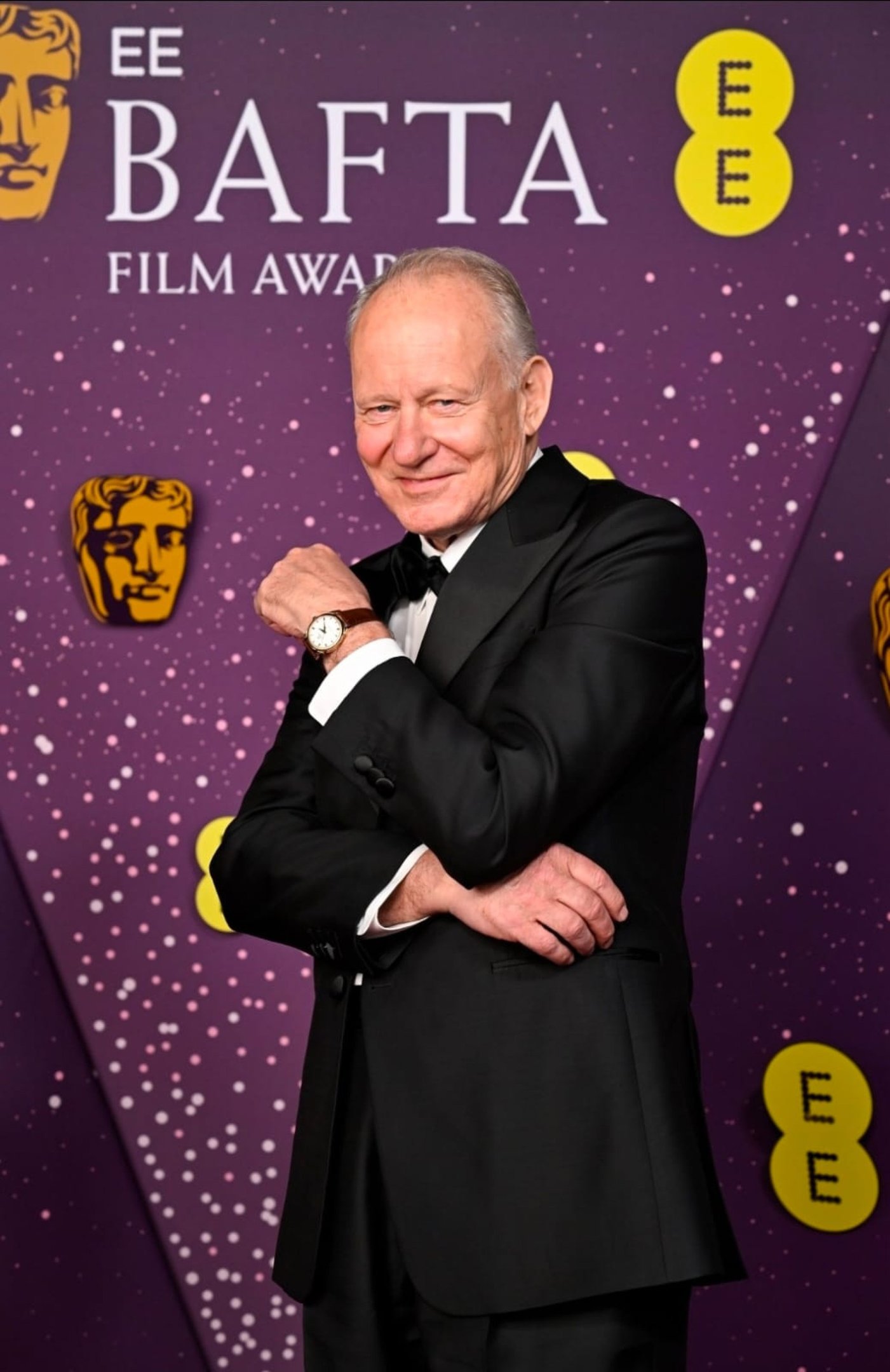 Stellan Skarsg&aring;rd no tapete vermelho do #EEBAFTAs