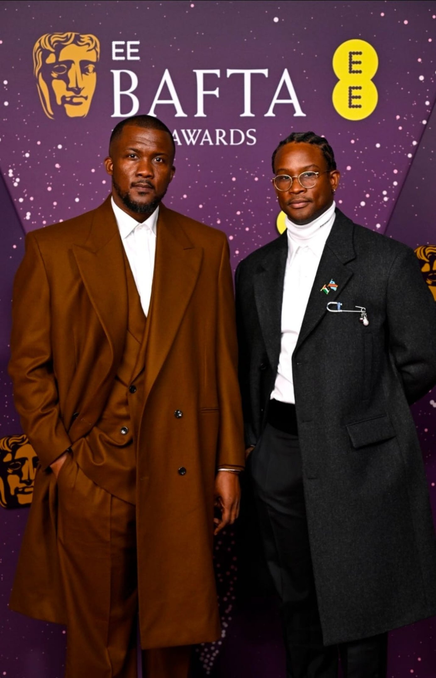 Akinola Davies Jr. e Wale Davies no tpete vermelho do #EEBAFTAs