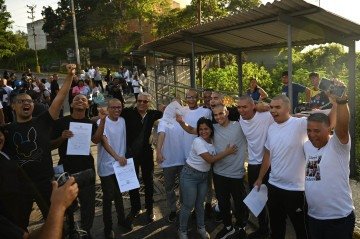  Presidiários comemoram soltura da prisão nos arredores de Caracas, capital da Venezuela -  (crédito:  Federico Parra / AFP)