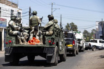  Militares do Exército do México em serviço durante as operações promovidas pelo país na luta contra cartéis do narcotráfico -  (crédito: Enrique Castro / AFP)