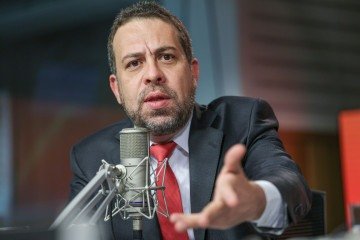 Boulos: A proposta que nós estamos defendendo, junto com o Lula, é o fim da escala 6x1, ou seja, no máximo 5x2 - (crédito: Fabio Rodrigues-Pozzebom/Agência Brasil) Boulos: A proposta que nós estamos defendendo, junto com o Lula, é o fim da escala 6x1, ou seja, no máximo 5x2 - (crédito: Fabio Rodrigues-Pozzebom/Agência Brasil)