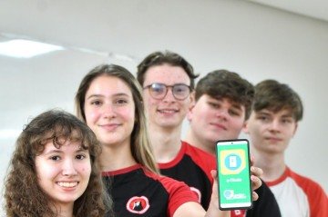 Estudantes da rede privada na Asa Norte: Luisa Barbosa, Nanda Cortese, Juares Maracaja, Ulysses Guimarães e Simas Voulgarelis - (crédito: Ed Alves CB/DA Press) Estudantes da rede privada na Asa Norte: Luisa Barbosa, Nanda Cortese, Juares Maracaja, Ulysses Guimarães e Simas Voulgarelis - (crédito: Ed Alves CB/DA Press)