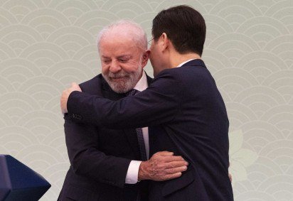 O presidente brasileiro Luiz Inácio Lula da Silva (à esquerda) e o presidente sul-coreano Lee Jae Myung se abraçam durante uma coletiva de imprensa conjunta após reunião na Casa Azul -  (crédito:  AFP)