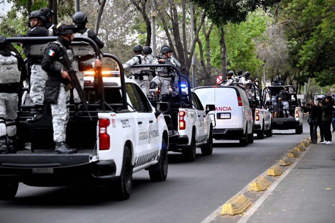 Guarda Nacional escolta ambulância do serviço forense  até a Procuradoria Especializada contra o Crime Organizado, na Cidade do México 