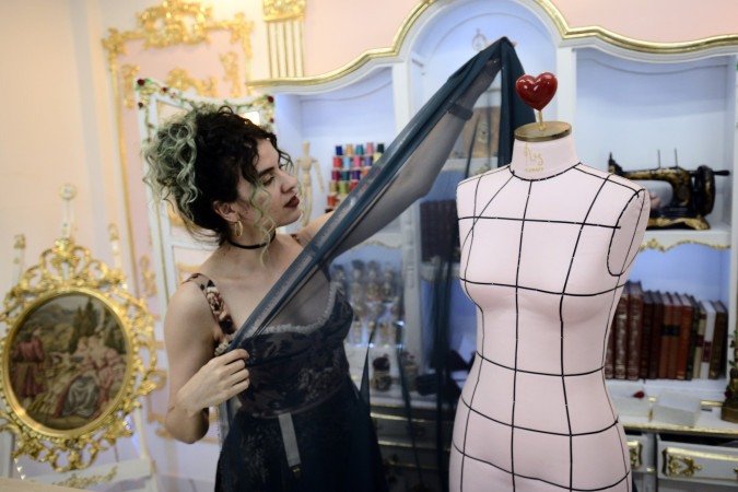 O Vestida de Sonhos conta com uma escola física, localizada na 713 Norte, e com um curso online em formato de streaming - (crédito: Minervino Júnior/CB/D.A.Press) O Vestida de Sonhos conta com uma escola física, localizada na 713 Norte, e com um curso online em formato de streaming - (crédito: Minervino Júnior/CB/D.A.Press)