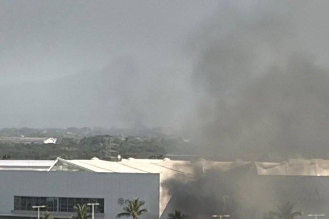 Vista de barricada em chamas a partir de terraço de hotel em Puerto Vallarta 
