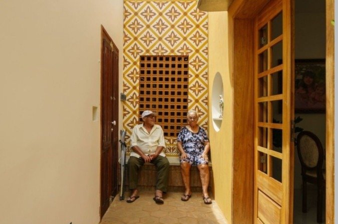 Fachada da Casa de Mainha, em Feira Nova (PE), construída nos anos 1980 e reformada em 2022 pelo arquiteto Zé Vágner para sua mãe, Dona Marinalva. O projeto venceu o ArchDaily Building of the Year 2026 na categoria Fachada da Casa de Mainha, em Feira Nova (PE), construída nos anos 1980 e reformada em 2022 pelo arquiteto Zé Vágner para sua mãe, Dona Marinalva. O projeto venceu o ArchDaily Building of the Year 2026 na categoria