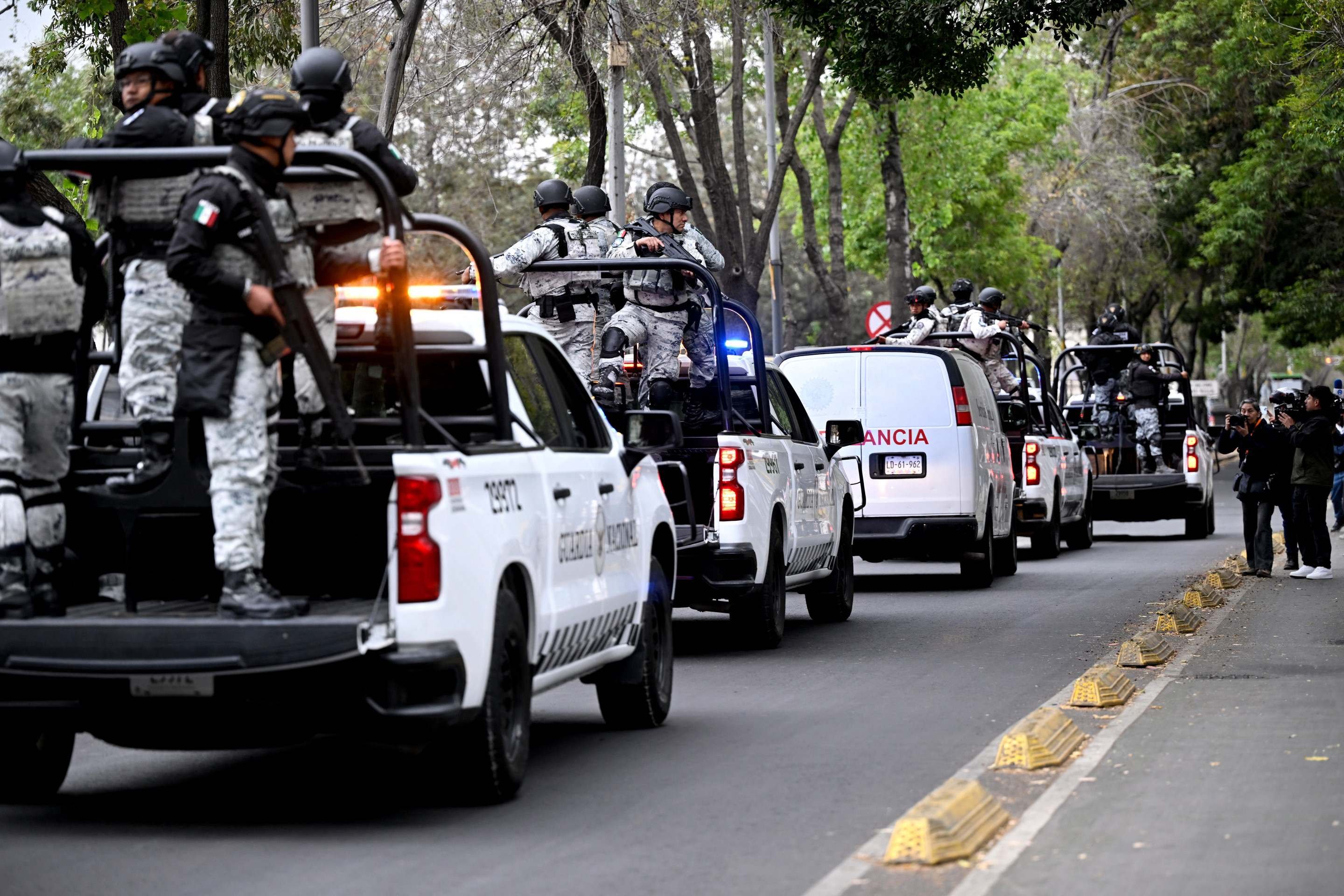 Guarda Nacional escolta ambul&acirc;ncia do servi&ccedil;o forense  at&eacute; a Procuradoria Especializada contra o Crime Organizado, na Cidade do M&eacute;xico 