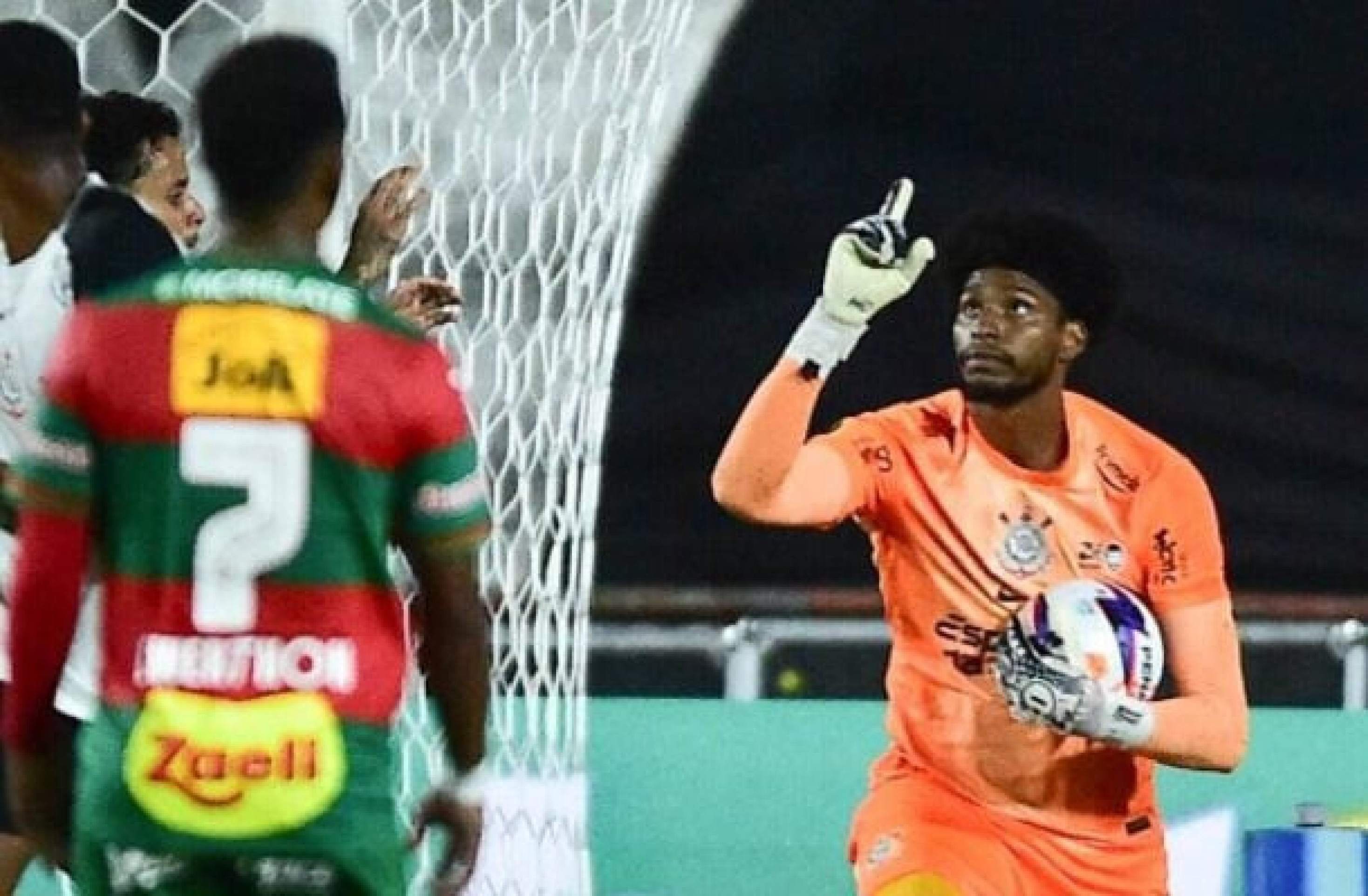 Hugo defende o pênalti de Renê no primeiro tempo. Após o 1 a 1, ele ainda defende mais dois. Timão está na semifinal! - (crédito: Mauro Horita/Ag. Paulistão/Sua Foto no Jogo) Hugo defende o pênalti de Renê no primeiro tempo. Após o 1 a 1, ele ainda defende mais dois. Timão está na semifinal! - (crédito: Mauro Horita/Ag. Paulistão/Sua Foto no Jogo)