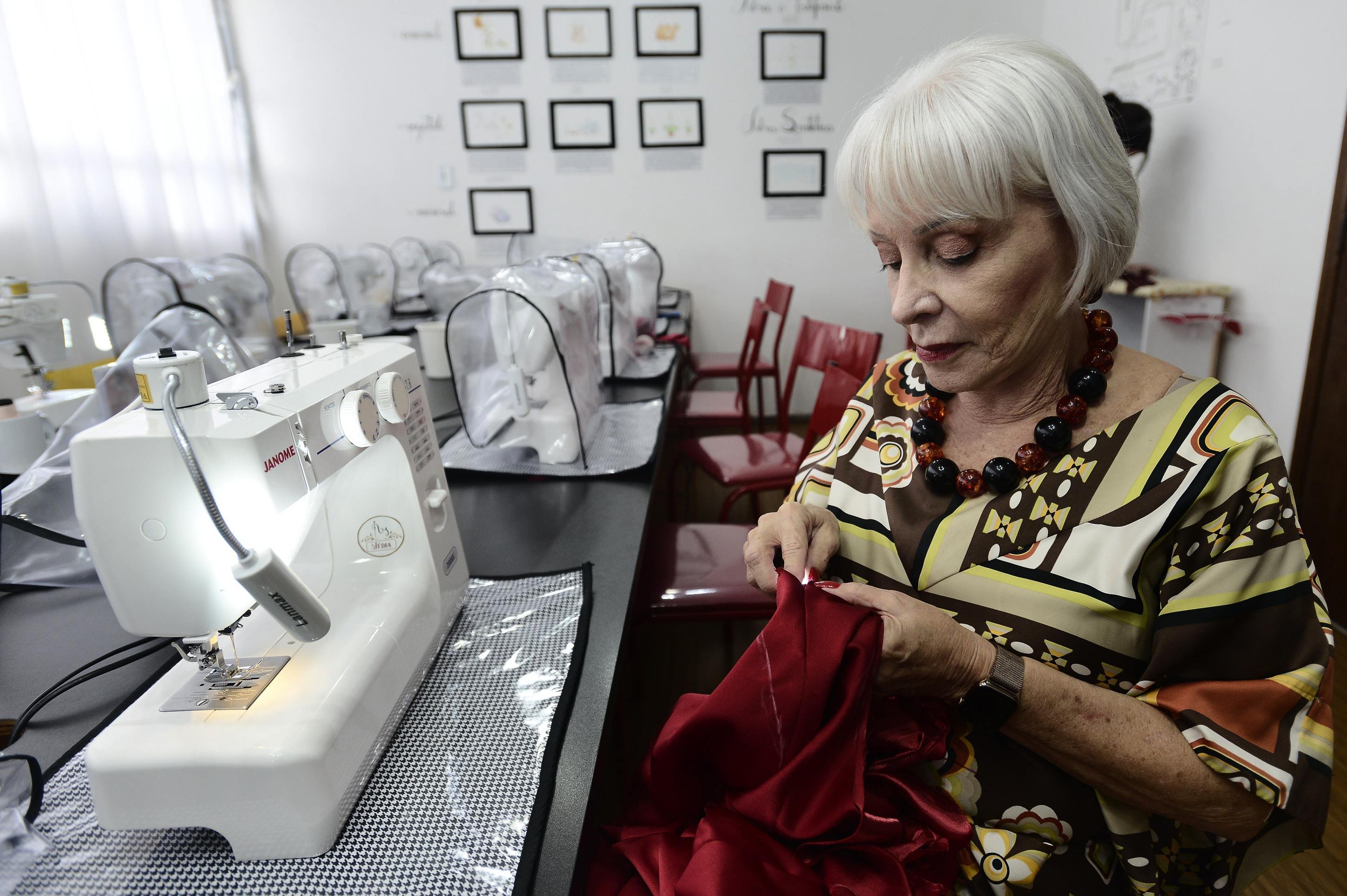 Confeccionando o pr&oacute;prio vestido, Carla Velloso &eacute; aluna da Vestida de Sonhos