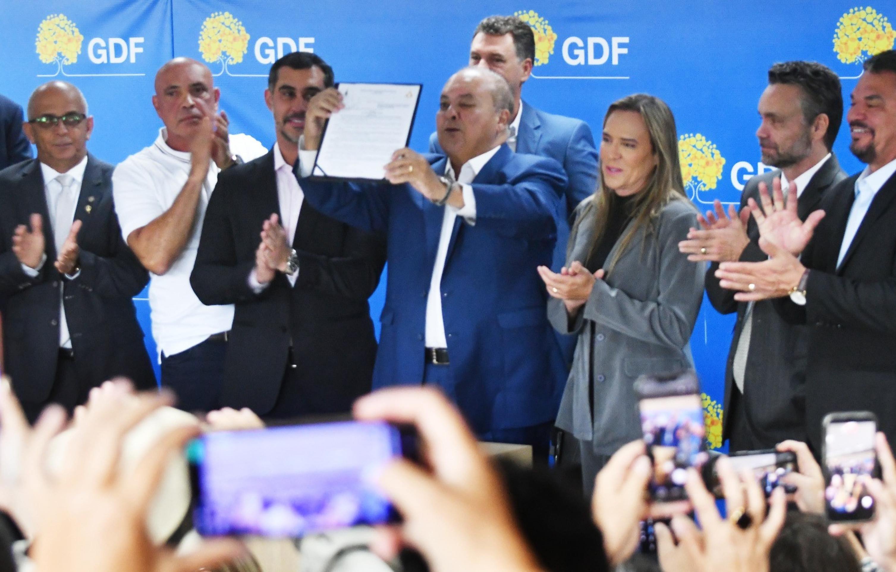 Ibaneis esteve presente em cerim&ocirc;nia de san&ccedil;&atilde;o do PDOT