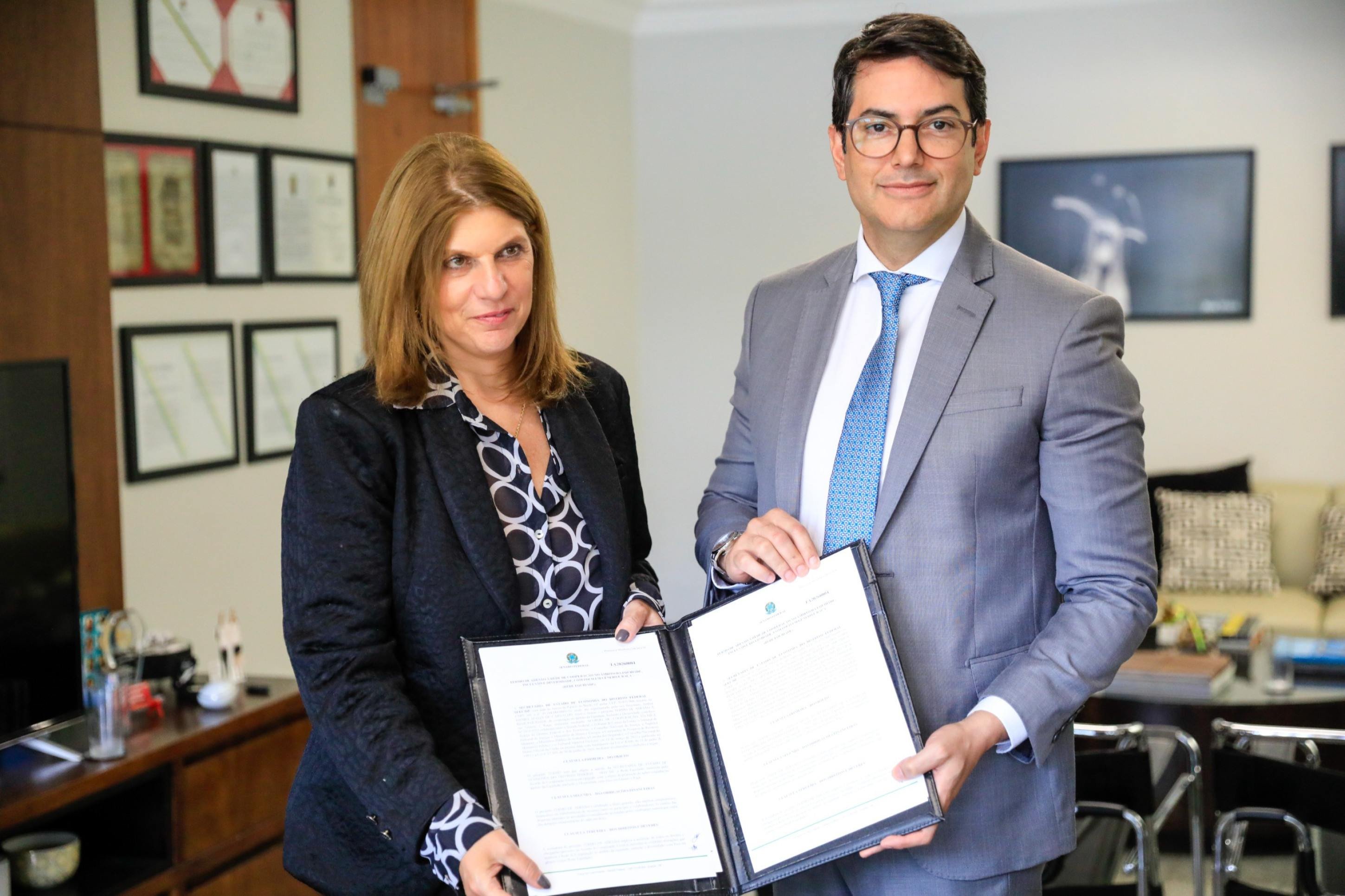  Secret&aacute;rio de Economia do DF, Daniel Izaias de Carvalho, e diretora-geral do Senado, Ilana Trombka