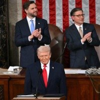 Trump no púlpito da Câmara dos Representantes.'Nossa nação está de volta. Mais rica e mais forte' -  (crédito:  ANDREW CABALLERO-REYNOLDS / AFP)