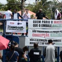 Manifestação realizada por sindicato na frente da Câmara Legislativa defendeu os imóveis públicos do DF -  (crédito:  Minervino Júnior/CB)