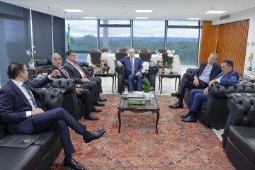 Da esquerda para a direita: Motta, Moraes, Alcolumbre, Fachin, Hindenburgo e Vital. Decisão de Dino suspendendo as benesses irritou Judiciários estaduais, cujas vantagens foram congeladas -  (crédito: Rosinei Coutinho/SCO/STF)