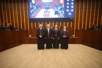 Novo comando no TJDFT reunido: Jair Soares (E), Fernando Habibe, Teófilo Caetano e Arnoldo Camanho  -  (crédito: TJDFT)