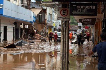oto de divulgação cedida pelo Corpo de Bombeiros de Minas Gerais mostra bombeiros trabalhando em uma rua alagada pelas fortes chuvas em Juiz de Fora, estado de Minas Gerais, Brasil, em 24 de fevereiro de 2026. Pelo menos 20 pessoas morreram, dezenas estão desaparecidas e mais de 400 tiveram que deixar suas casas devido às fortes chuvas no estado de Minas Gerais - (crédito: Photo by Handout / Minas Gerais Fire Department / AFP) oto de divulgação cedida pelo Corpo de Bombeiros de Minas Gerais mostra bombeiros trabalhando em uma rua alagada pelas fortes chuvas em Juiz de Fora, estado de Minas Gerais, Brasil, em 24 de fevereiro de 2026. Pelo menos 20 pessoas morreram, dezenas estão desaparecidas e mais de 400 tiveram que deixar suas casas devido às fortes chuvas no estado de Minas Gerais - (crédito: Photo by Handout / Minas Gerais Fire Department / AFP)